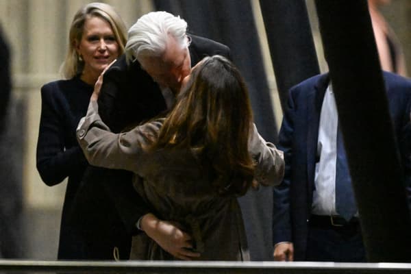 Julian Assange embrasse sa femme après son atterrissage à Canberra le 26 juin.