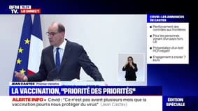 "C'est pas que je me méfie des collègues...": le clin d'oeil de Roselyne Bachelot en désinfectant les micros de la conférence de presse