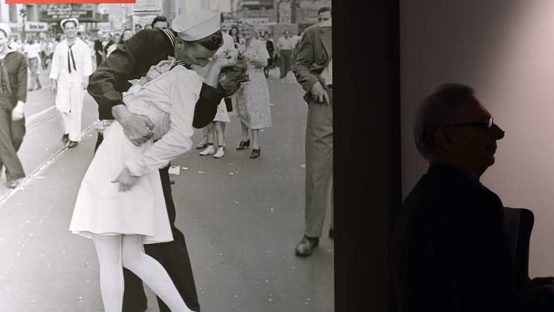 "V-J Day in Times Square" est une photographie restée célèbre et prise à New York, le jour de la capitulation du Japon, le 14 août 1945.