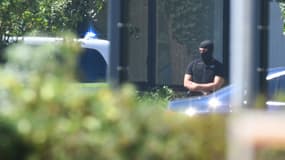 Un policier masqué devant la Cour fédérale de justice de Karlsruhe, lors de l'arrestation de sept hommes ayant formé une cellule jihadiste. Juin 2023