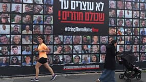 Un panneau affichant les portraits des otages détenus dans la bande de Gaza depuis les attaques du 7 octobre 2023 par le Hamas, à Jérusalem le 17 février 2025.