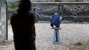 Pour vérifier les performances de la doudoune, nous avons tiré dessus avec Glock de calibre 9 mm.