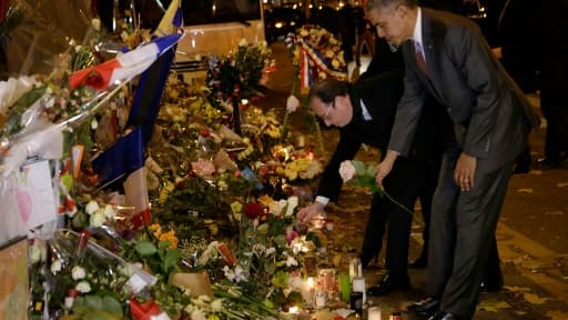 Les présidents français François Hollande et américain Barack Obama, se recueillent une rose blanche à la main, devant le Bataclan le 30 novembre 2015 à Paris Les présidents français François Hollande et américain Barack Obama, se recueillent une rose blanche à la main, devant le Bataclan le 30 novembre 2015 à Paris
