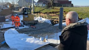 Un habitant de Rodelinghem face au trou laissé dans un route par les récentes inondations dans le Pas-de-Calais, le 20 janvier 2024.