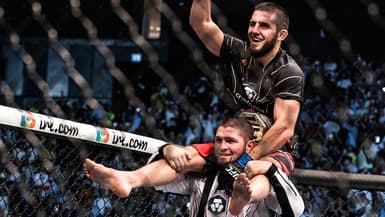 Khabib Nurmagomedov porte Islam Makhachev après la victoire du second sur Charles Oliveira pour la ceinture UFC des légers en octobre 2022
