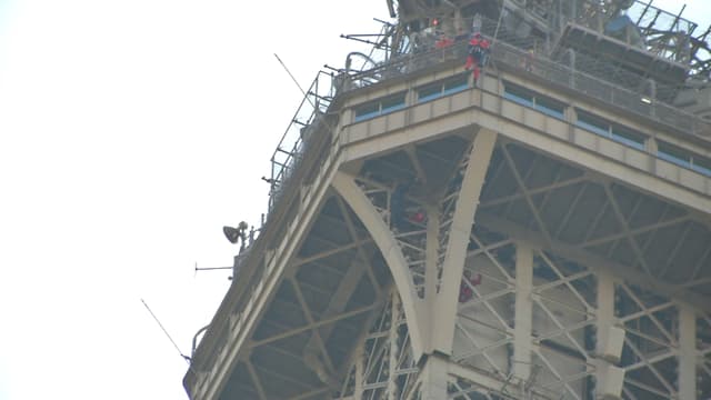 Un homme est resté près de six heures accroché à la tour Eiffel.