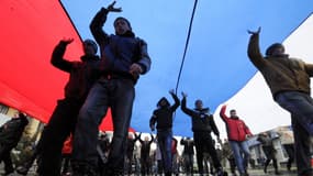Des pro-russes défilent avec un drapeau russe géant, le 27 février, à Simféropol, capitale de la Crimée, région autonome du sud de l'Ukraine.