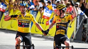 Primoz Roglic (à gauche) et Jonas Vingegaard (à droite) sur la huitième et dernière étape du Critérium du Dauphiné 2022. 