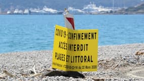 Un panneau d'interdiction d'accès en raison du confinement sur une plage d'Antibes.