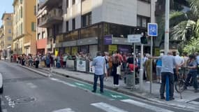 Environ "500" usagers attendent devant l'agence Lignes d'Azur le lundi 3 juillet 2023 à Nice.