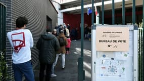 Des électeurs font la queue pour voter au 1er tour de la présidentielle, le 10 avril 2022, à Paris.