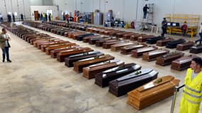 Des cercueils de victimes du naufrage, dans un hangar de l'aéroport de Lampedusa, le 5 octobre.