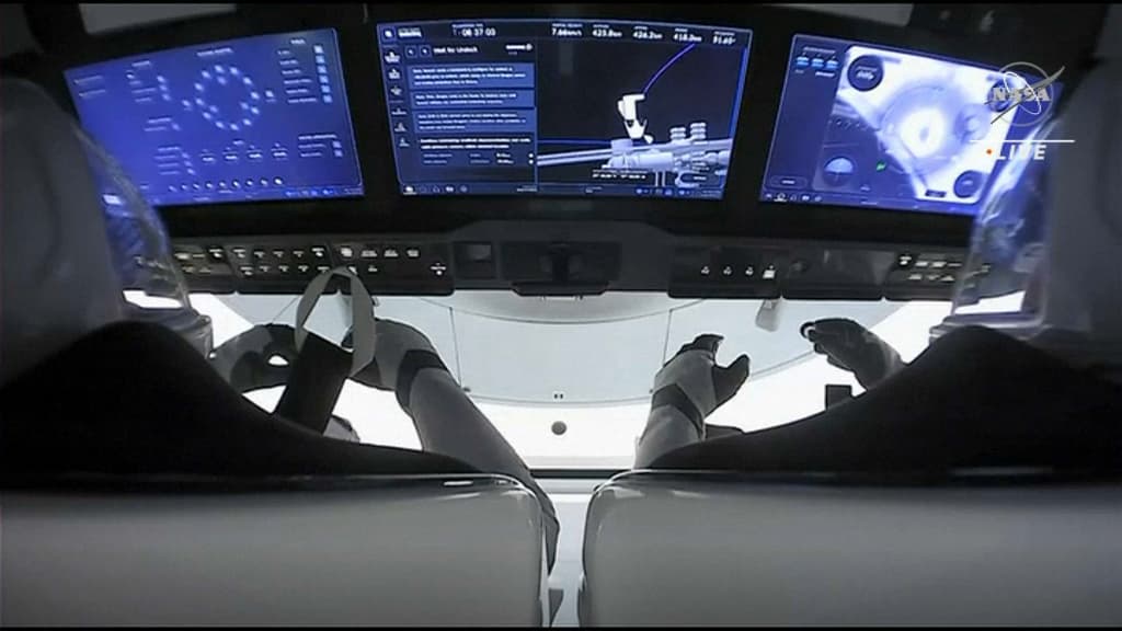 Deux des astronautes dans la capsule