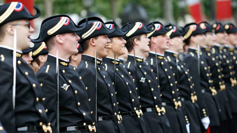 Les étudiants de l'école militaire Polytechnique, à Paris, le 14 juillet 2014.