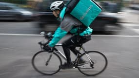 Un livreur Deliveroo à vélo
