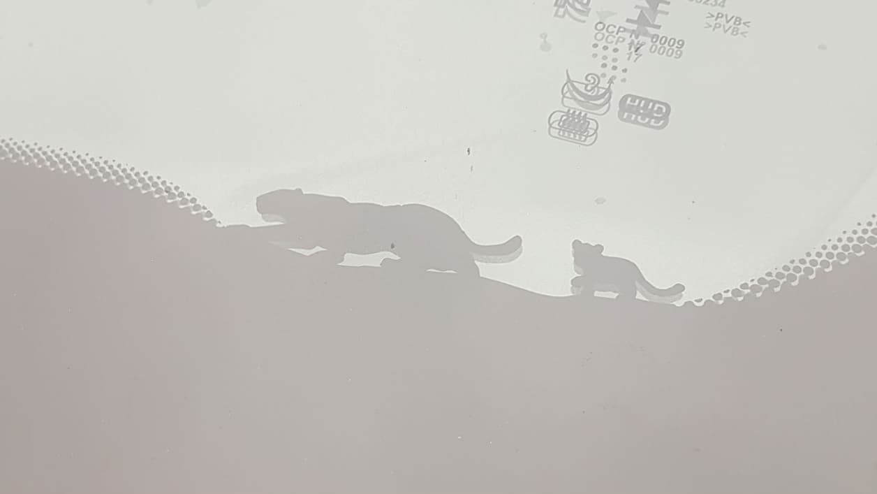 Des jaguars sont discrètement dessinés dans le bas du pare-brise, comme une filiation entre le F-Pace, le premier SUV de la marque, et le E-Pace, le SUV compact de la marque. Des jaguars sont discrètement dessinés dans le bas du pare-brise, comme une filiation entre le F-Pace, le premier SUV de la marque, et le E-Pace, le SUV compact de la marque.