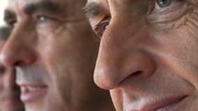 Nicolas Sarkozy a reconduit dimanche François Fillon (à gauche) au poste de Premier ministre moins de 24 heures après avoir accepté sa démission, première étape d'un remaniement ministériel politiquement délicat. /Photo d'archives/REUTERS/Philippe Wojazer