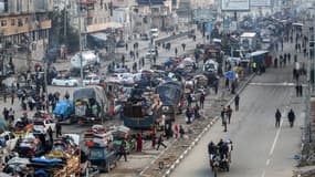 Des Palestiniens font la queue sur la route de Salah al-Din à Nuseirat en attendant de passer dans la partie nord de la bande de Gaza, le 27 janvier 2025