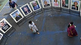 Des citoyens français se préparent à voter, le 10 avril 2022 à Pondichéry, au premier tour de l'élection présidentielle française