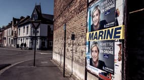 Une affiche de campagne pour Marine Le Pen à Hénin-Beaumont (Hauts-de-France), le 19 avril 2017. (Photo d'illustration)