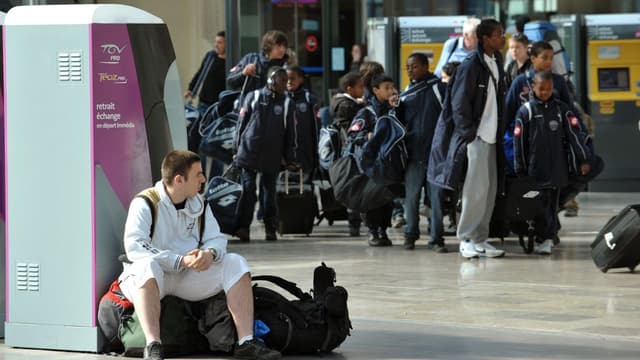 Des milliers de voyageurs se sont retrouvés coincés dans les gares
