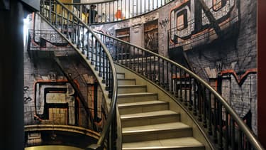 L'intérieur d'un McDo en France qui ressemble étrangement à la façade d'un immeuble de Brooklyn taggé par NORM.