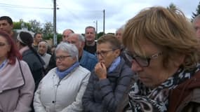 Environ 150 personnes se sont rassemblées devant le domicile de Jacques Samson, l'octogénaire tué lundi dans le Loiret, le jeudi 24 octobre 2019.