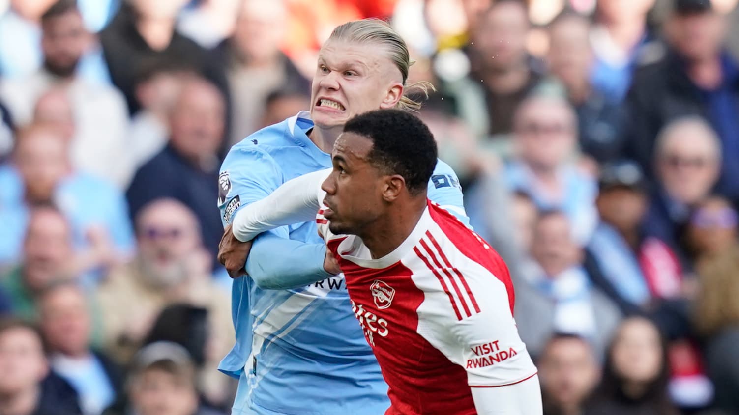 Erling Haaland having his undershirt ripped off by Gabriel in the Premier League during Manchester City-Arsenal, 04/19/2026