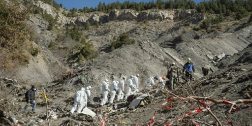 Photo fournie le 3 avril 2015 par le ministère de l'Intérieur montrant des gendarmes et enquêteurs sur les lieux du crash de l'Airbus A320 de la Germanwings dans les Alpes française, près de Seyne