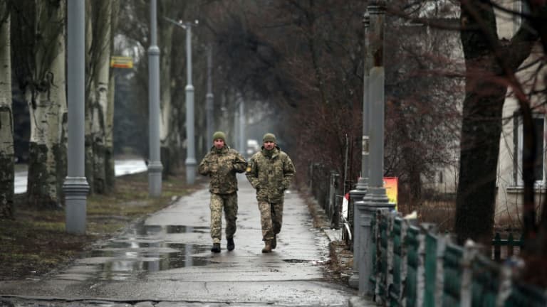 Des soldats dans une rue de Krasnogorivka, le 8 février 2022 dans l'Est de l'Ukraine 
