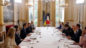 Emmanuel Macron recevait à l'Elysée le maire de la ville ukrainienne de Melitopol, Ivan Fedorov, le 1er avril 2022.