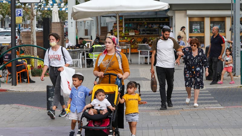 Des passants dans la ville côtière de Netanya, en Israël, le 19 juin 2021.