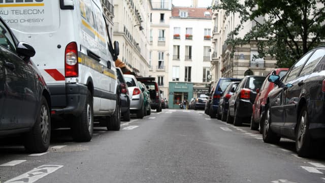 Dans cette rue de Paris, de plus en plus d'automobilistes payent leur stationnement via mobile.