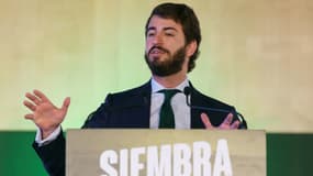 Le responsable du parti d'extrême droite Vox dans la région espagnole de Castille-et-Léon, Juan Garcia Gallardo, s'adresse aux journalistes, à Valladolid le 14 février 2022