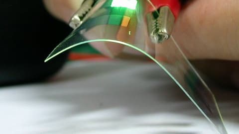 L’Oled permet en effet de produire des écrans plus fin, plus lumineux, plus précis et flexible pour réaliser des bords incurvés.