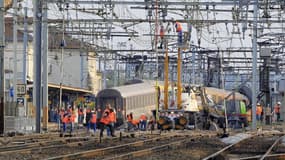 La septième victime de la catastrophe ferroviaire le 12 juillet à Brétigny-sur-Orge est morte lors d'une intervention chirurgicale. Quatre autres personnes sont toujours hospitalisées. /Photo prise le 13 juillet 2013/REUTERS/Gonzalo Fuentes