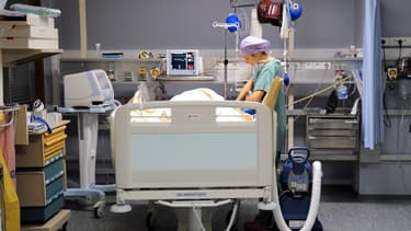 Une infirmière s'occupe d'un patient dans une salle de réveil à l'hôpital cardiologique de Lille, le 13 avril 2013. (Illustration) (Philippe Huguen - AFP)