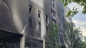 Un immeuble incendié à Saint-Fons ce 2 juillet 2023.