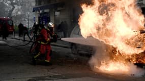 Un pompier Place d'Italie, à Paris, samedi 16 novembre 2019.