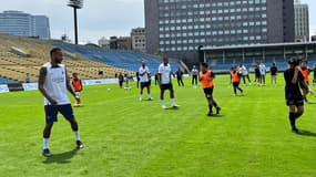 Neymar à l'entraînement avec les jeunes.