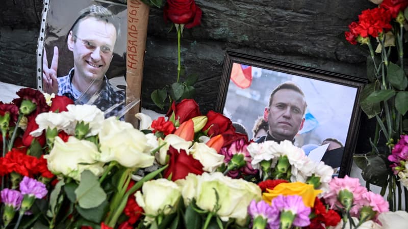 Un hommage à Alexeï Navalny improvisé sur le monument de commémoration des victimes de la répression politique, à Moscou le 17 février