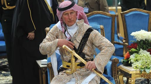 Le prince Charles prend la pose à Ryad avant d'exécuter une danse du sabre.