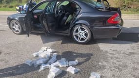 Les billets étaient cachés dans le réservoir de cette grosse cylindrée