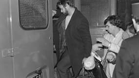 Edmond Vidal, ancien chef du "gang des Lyonnais" arrêté à Lyon, monte dans le fourgon de police après son instruction par le juge d'instruction, le 20 novembre 1982 à Lyon.