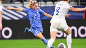 Eugénie Le Sommer tente une frappe avec la France contre la Norvège, le 31 octobre 2023