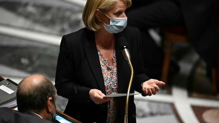 La ministre Brigitte Bourguignon lors des questions au gouvernement à Paris le 4 mai 2021