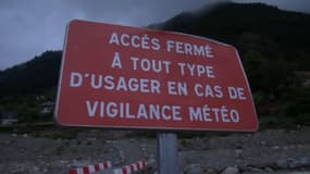 Un panneau de mise en garde à Saint-Martin-Vésubie.