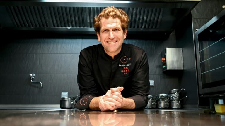 Le chef Alexandre Mazzia dans la cuisine de son restaurant "AM" à Marseille, le 18 janvier 2021.