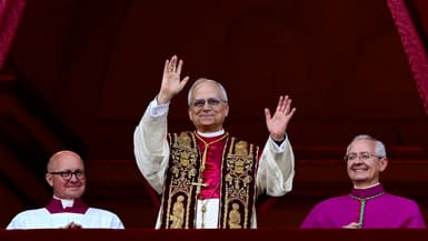 Le pape nouvellement élu Léon XIV, Robert Prévost, arrive pour la première fois sur le balcon principal de la loggia centrale de la basilique Saint-Pierre, après la fin du conclave des cardinaux, au Vatican, le 8 mai 2025.