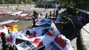 Des corps sans vie recouverts de bannières jonchent le sol le 10 octobre 2015 à Ankara après des attentats meurtriers